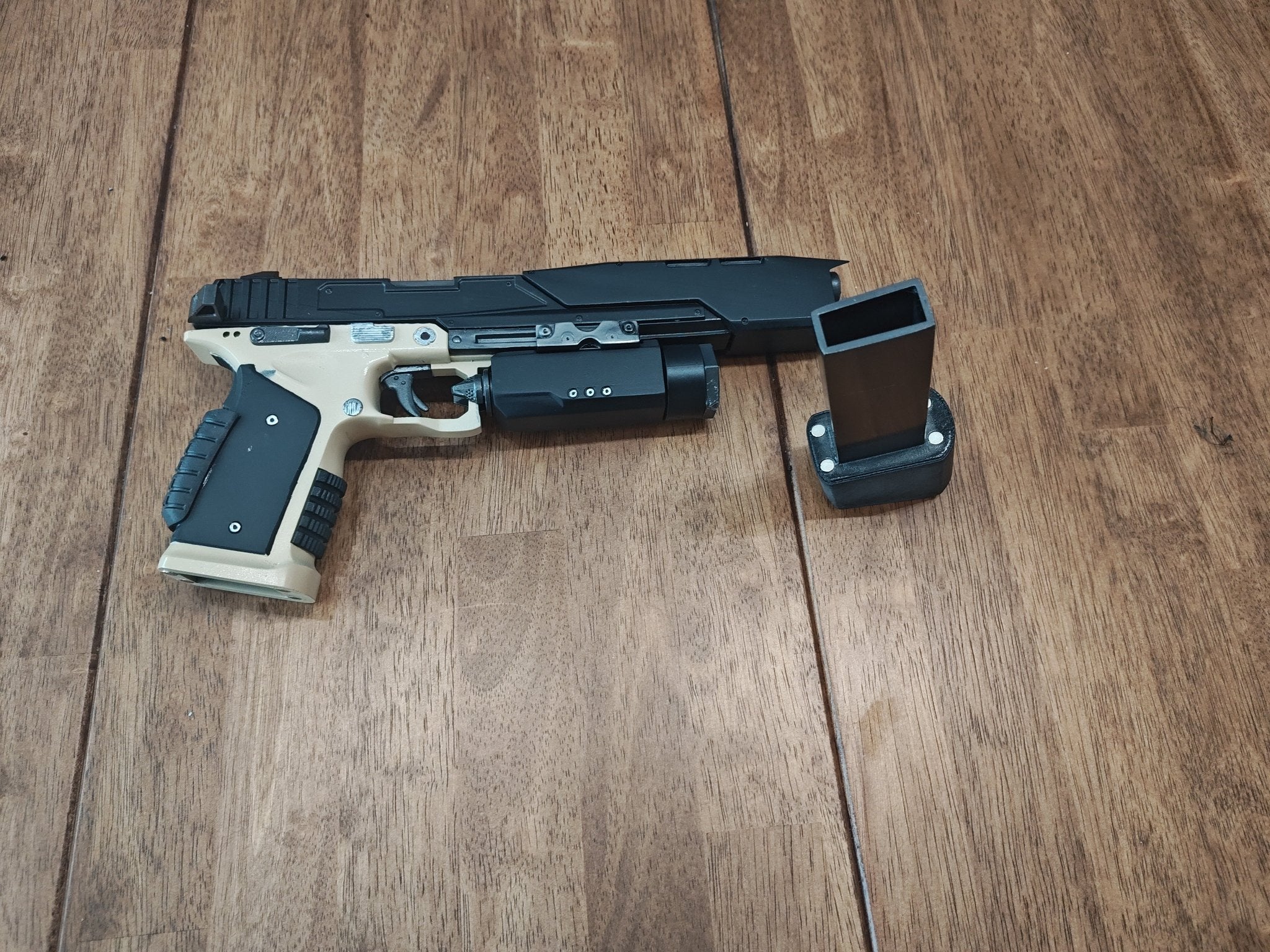 Mediocre StudiosTitanFall Smart Pistol ReplicaCostume Accessories